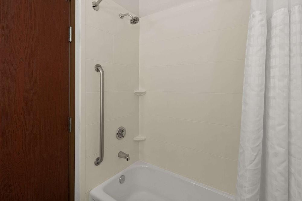Comfort Suites Granbury photo 25