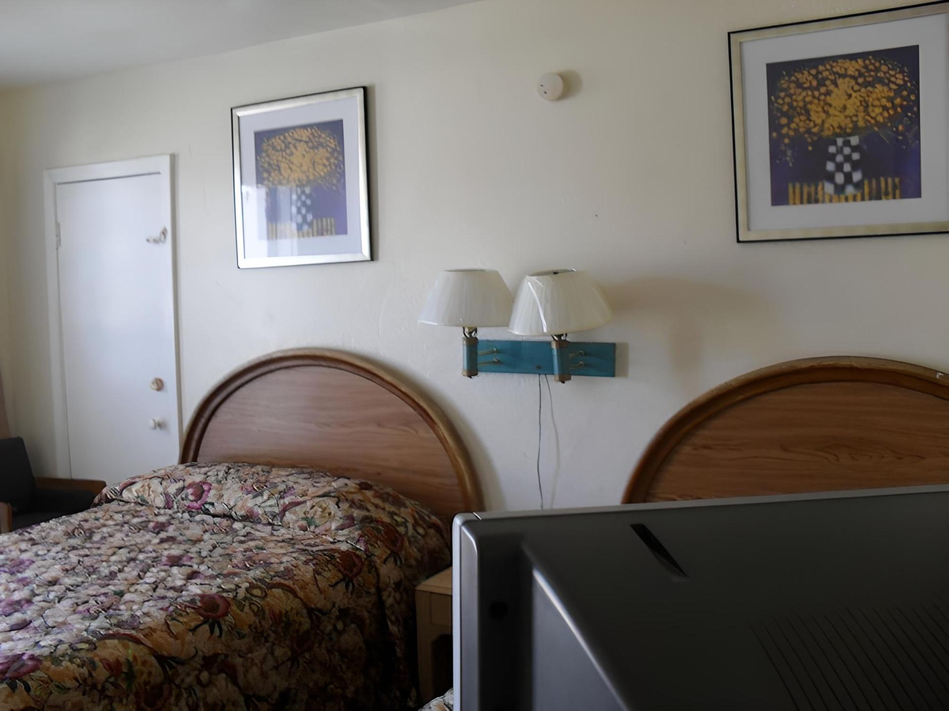 Shore Winds Motel photo 32
