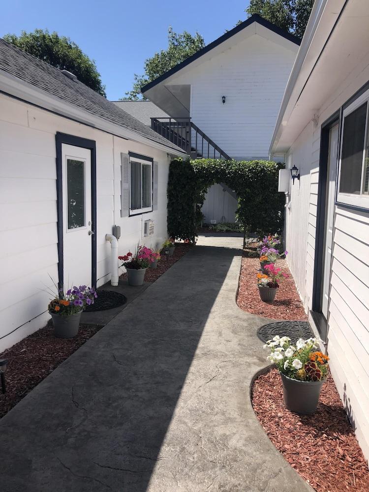 Harbor's Edge Motel photo 60