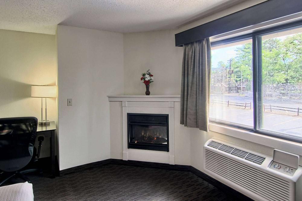 Blossom Hotel & Suites Traverse City photo 50
