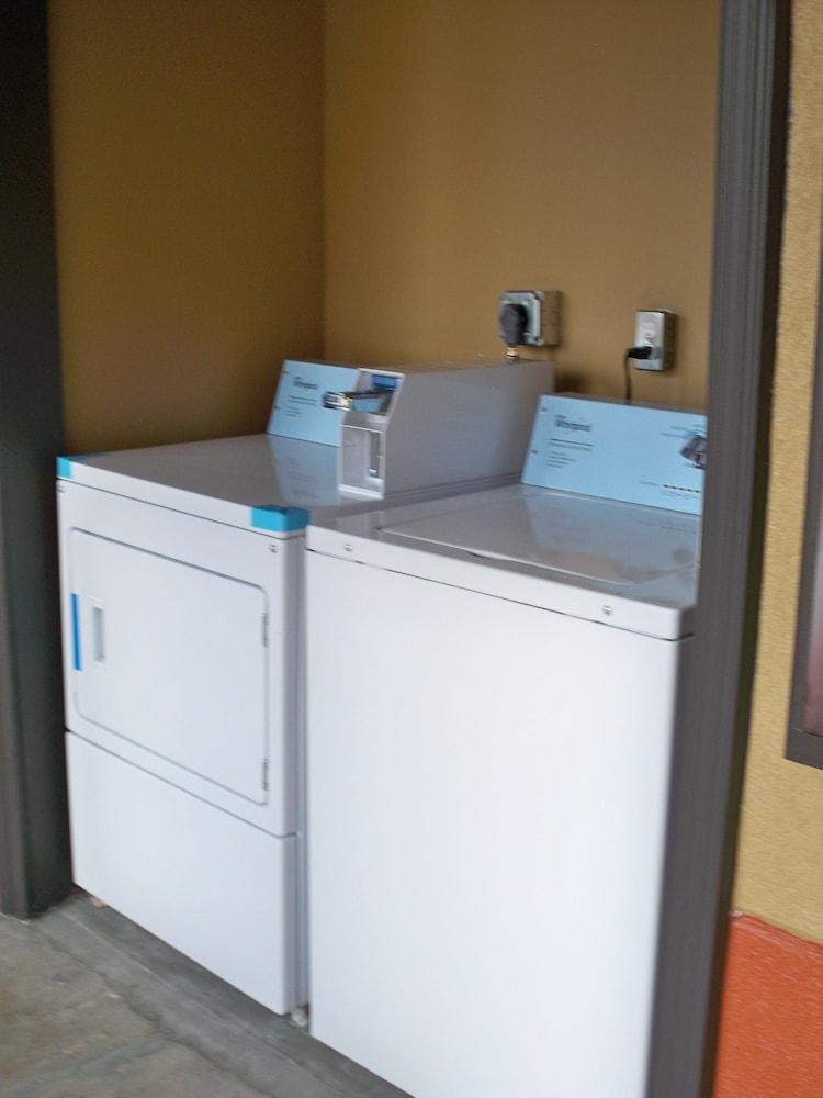 Scottish Inn & Suites photo 59