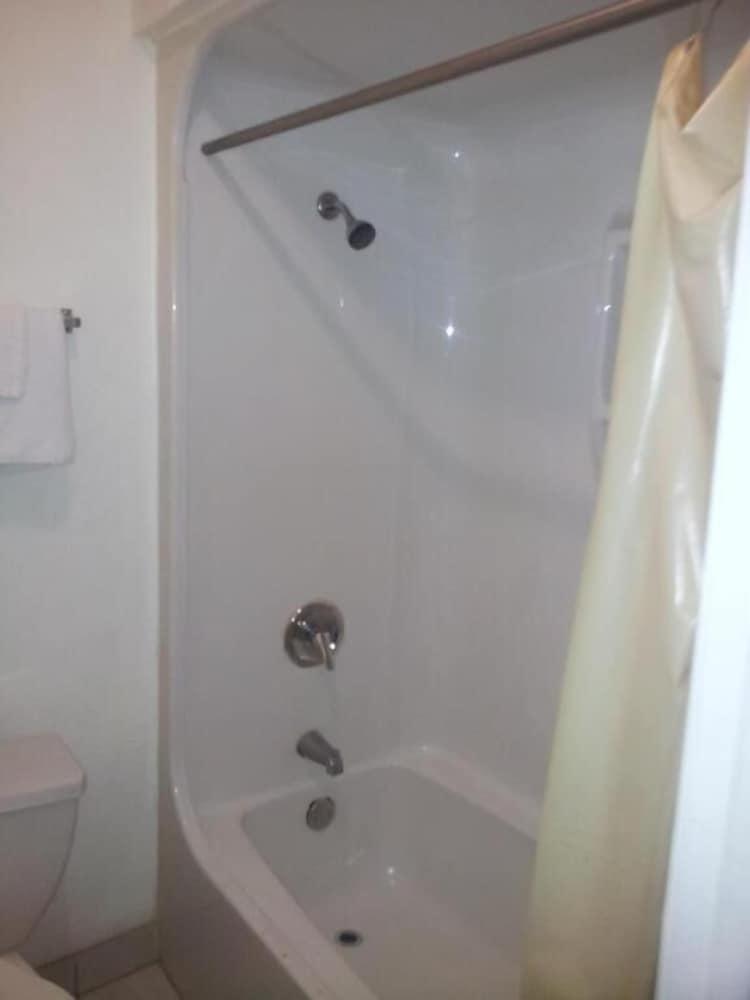 Deluxe Inn photo 33