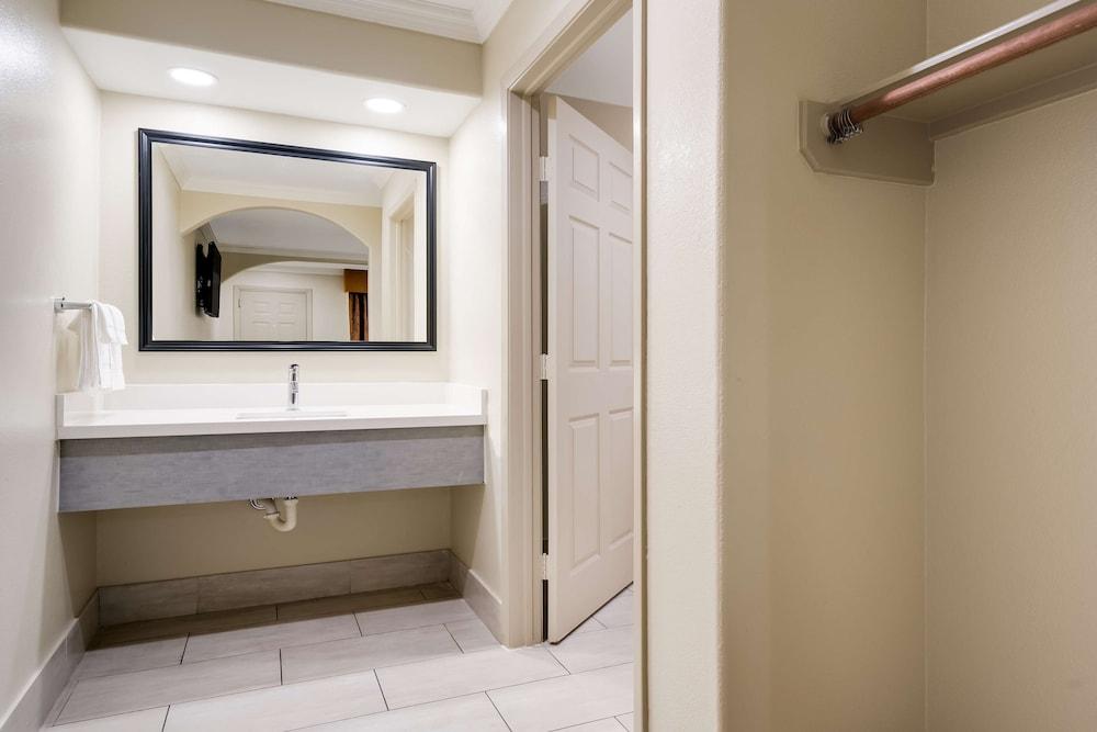 Americas Best Value Inn Houston Heights at I-45 photo 30