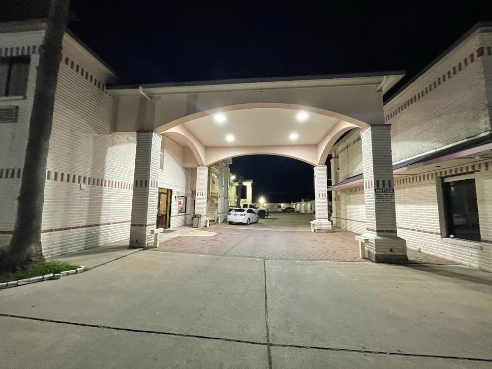 Woodland Inn & Suites photo 10