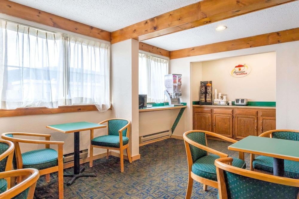 Super 8 by Wyndham Oneonta/Cooperstown photo 15