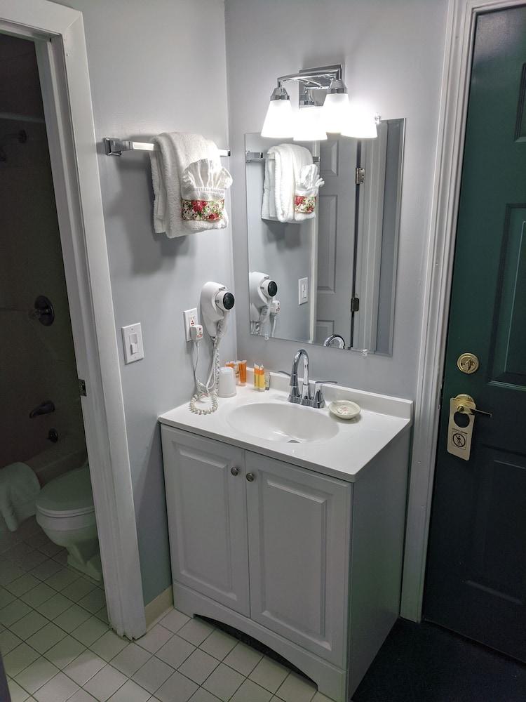 Eastern Inn & Suites photo 15