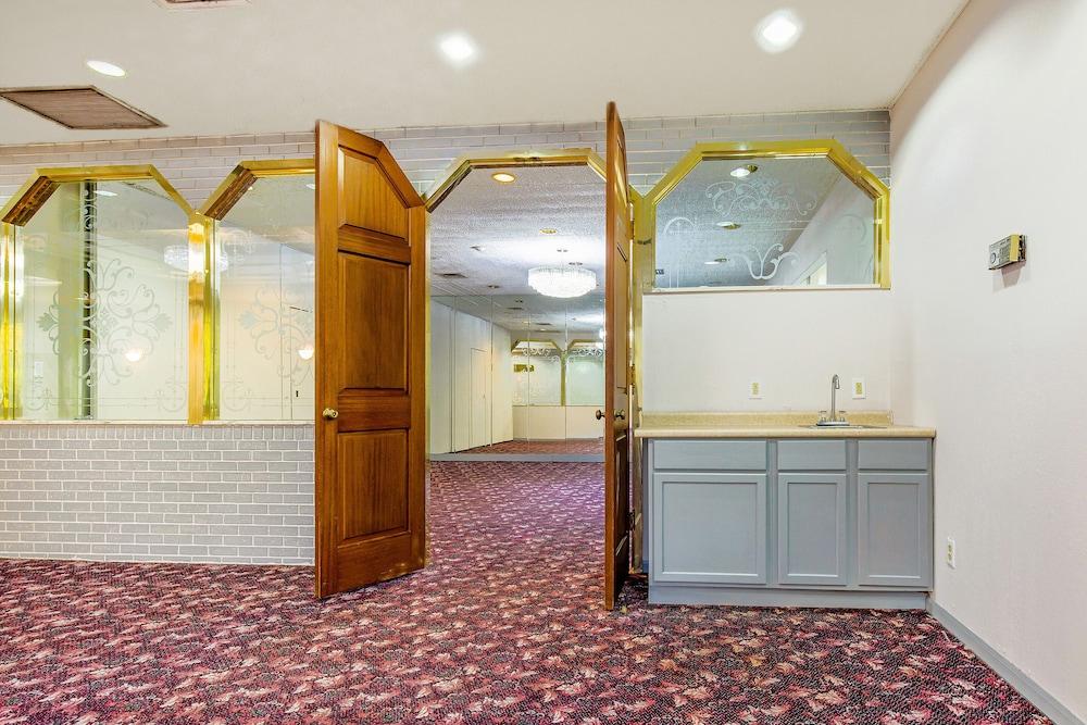 Americas Best Value Inn Moline photo 23