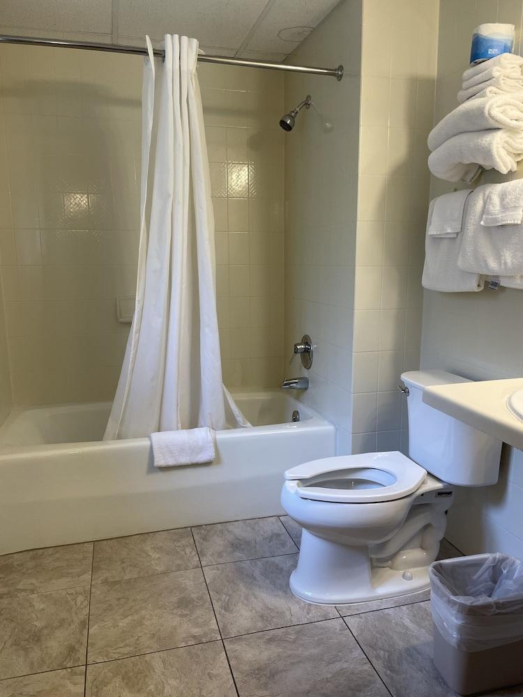 Amber's Inn & Suites photo 25