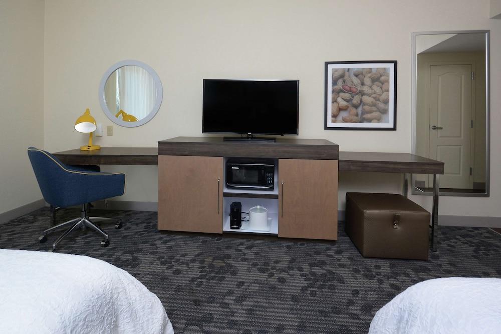 Hampton Inn & Suites Clinton - I-26 photo 7