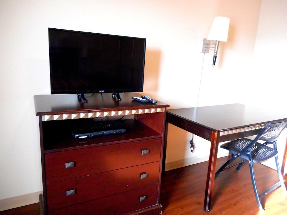 Crossroads Inn & Suites photo 39