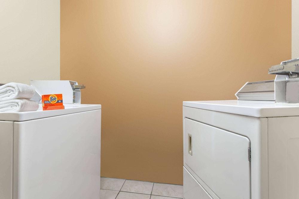 Days Inn by Wyndham Orange photo 4