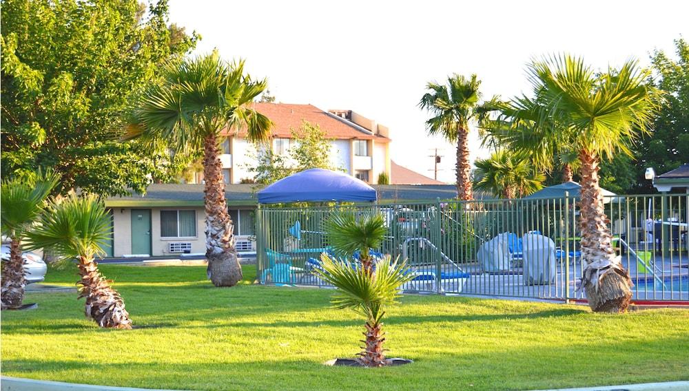 Town House Motel photo 40