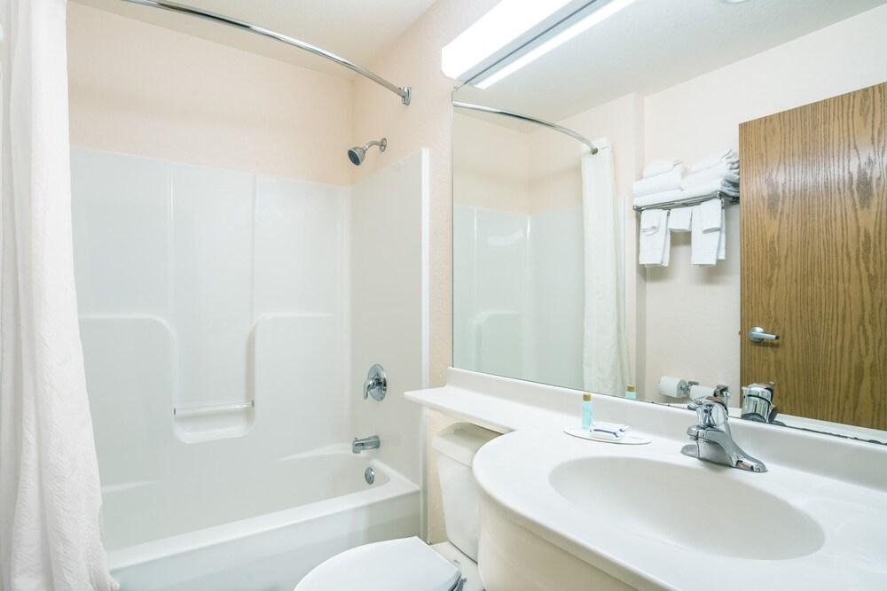 Microtel Inn & Suites by Wyndham Tomah photo 9