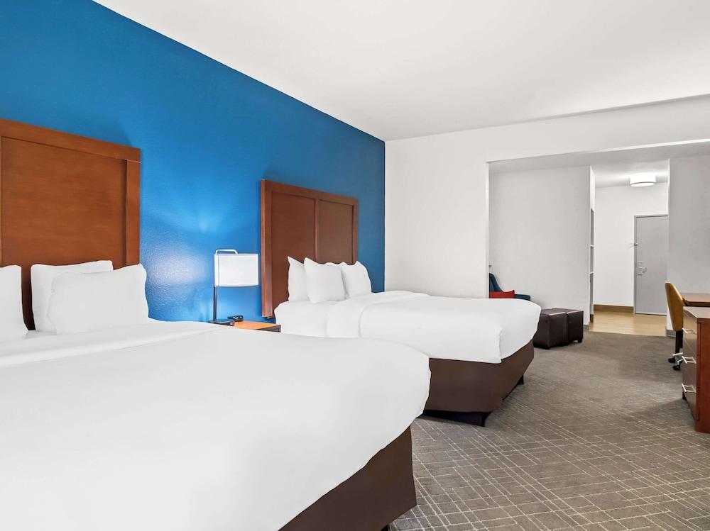 Comfort Suites Lindale - Tyler North photo 11