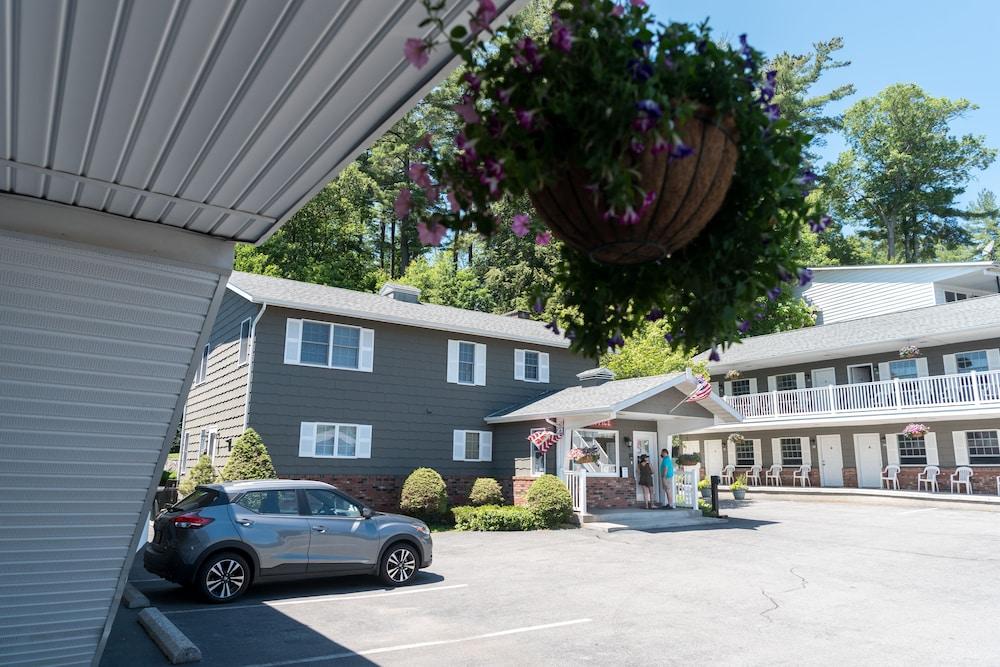 Adirondack Retreat Inn & Suites photo 77