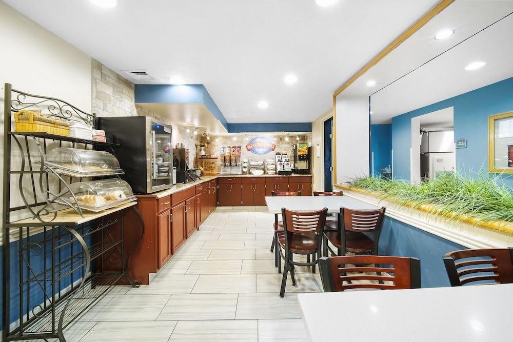 Baymont by Wyndham Muncie Near Ball State University photo 45