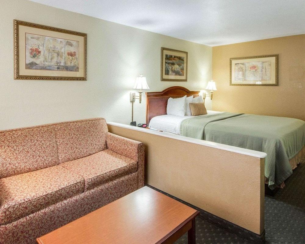 Econo Lodge Inn & Suites Eagle Pass photo 38
