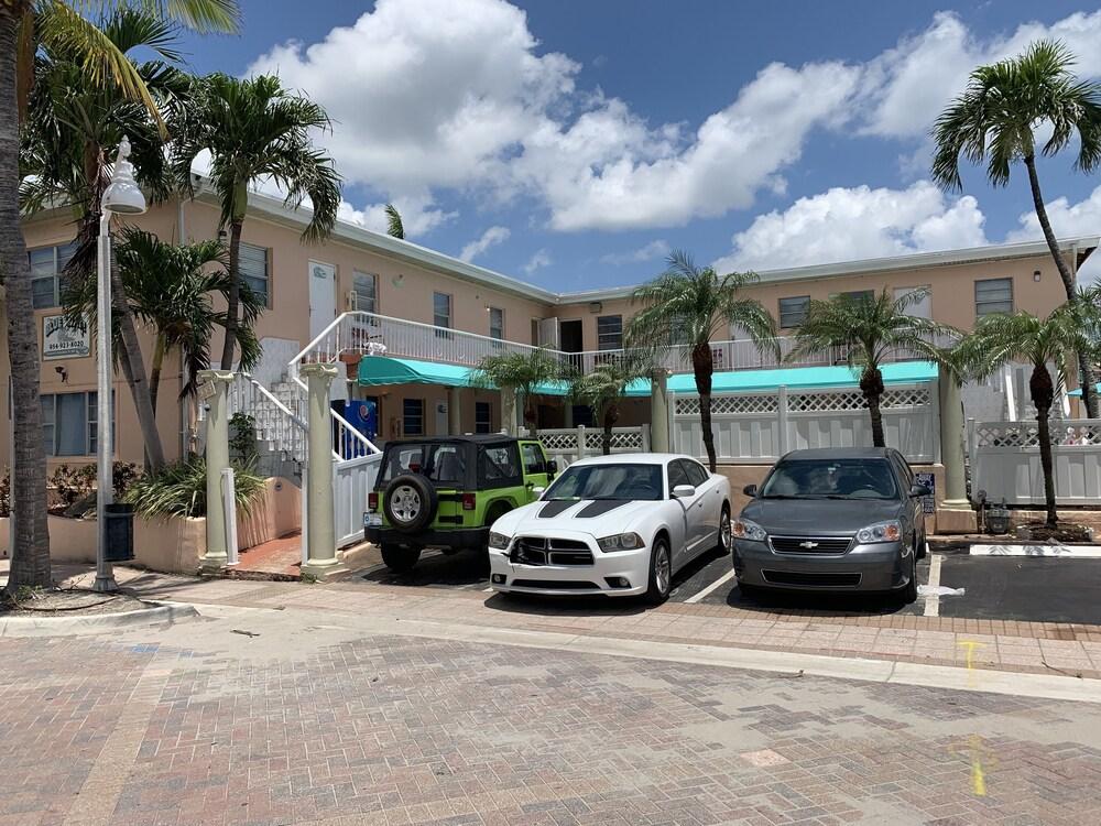 Hollywood Beach Blue Wave photo 26