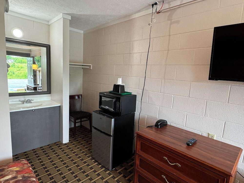 Economy Inn Crossville photo 13
