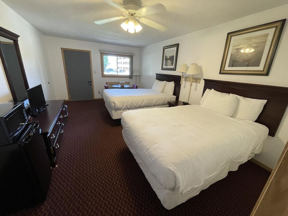 Lake Bluff Inn and Suites photo 64