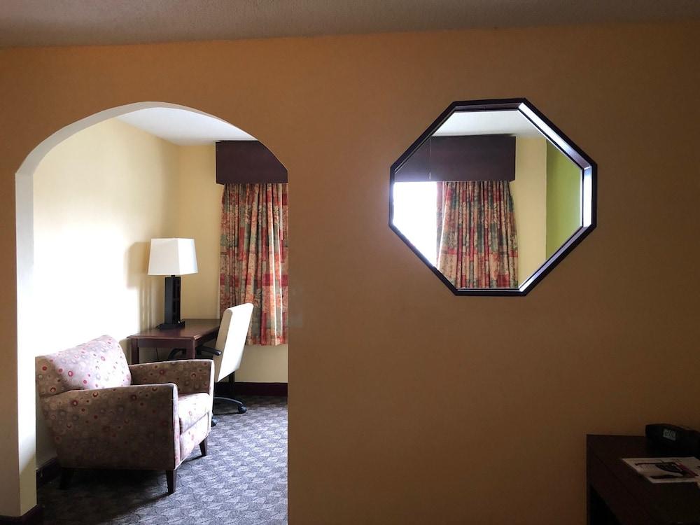 Econo Lodge Inn & Suites Warsaw photo 16