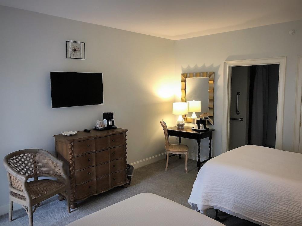 Carriage House Inn photo 5