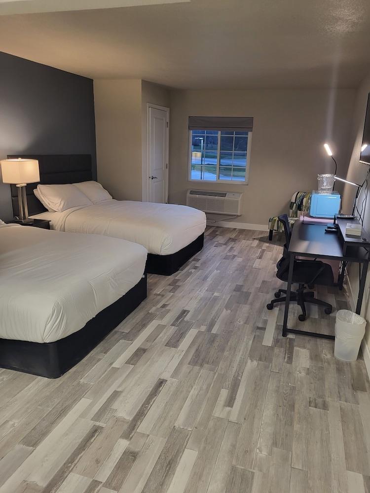 Red Fox Inn and Suites photo 14