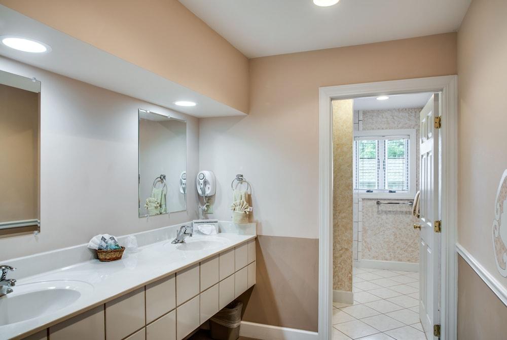 Boxwood Lodge photo 100