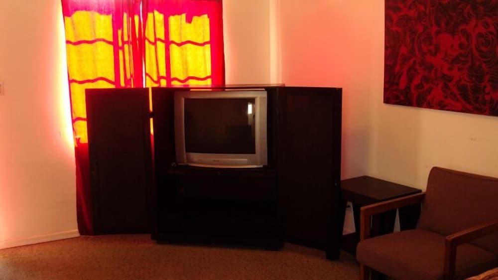 La Siesta Motel photo 2