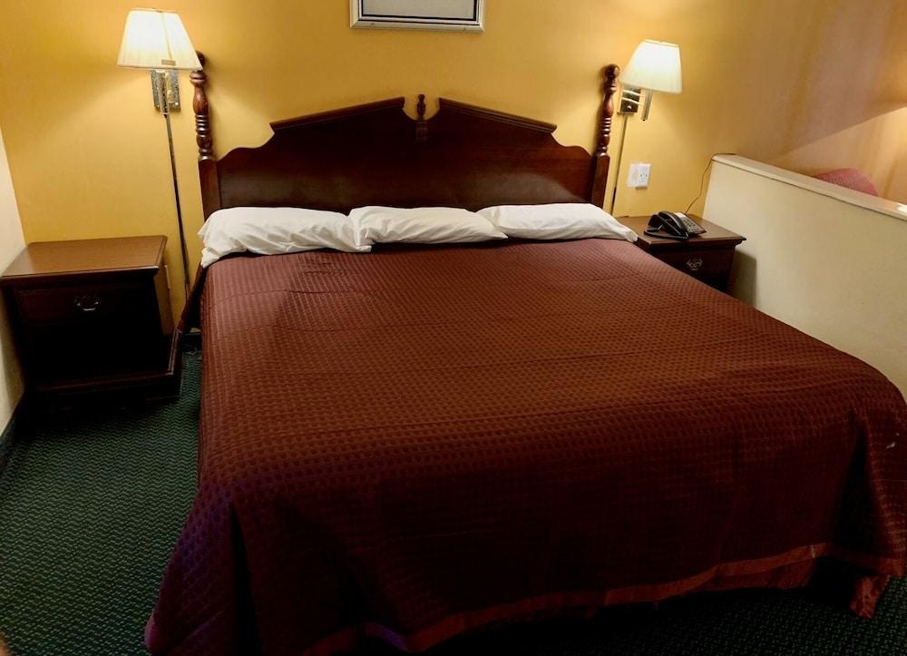 Deluxe Inn & Suites photo 3