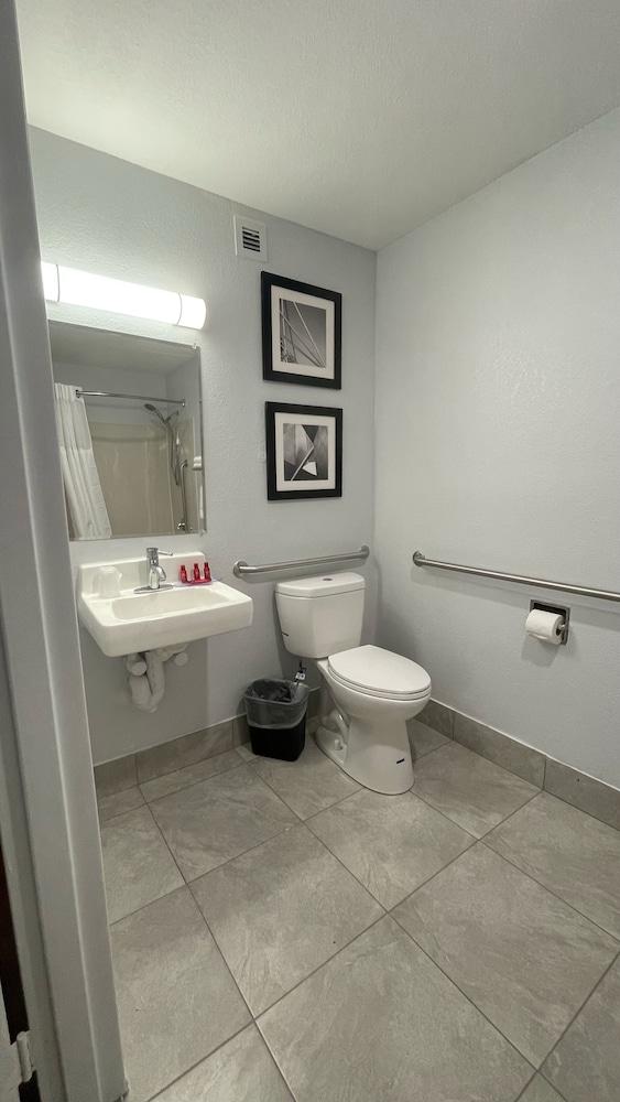 Econo Lodge Rockford Casino Area photo 40