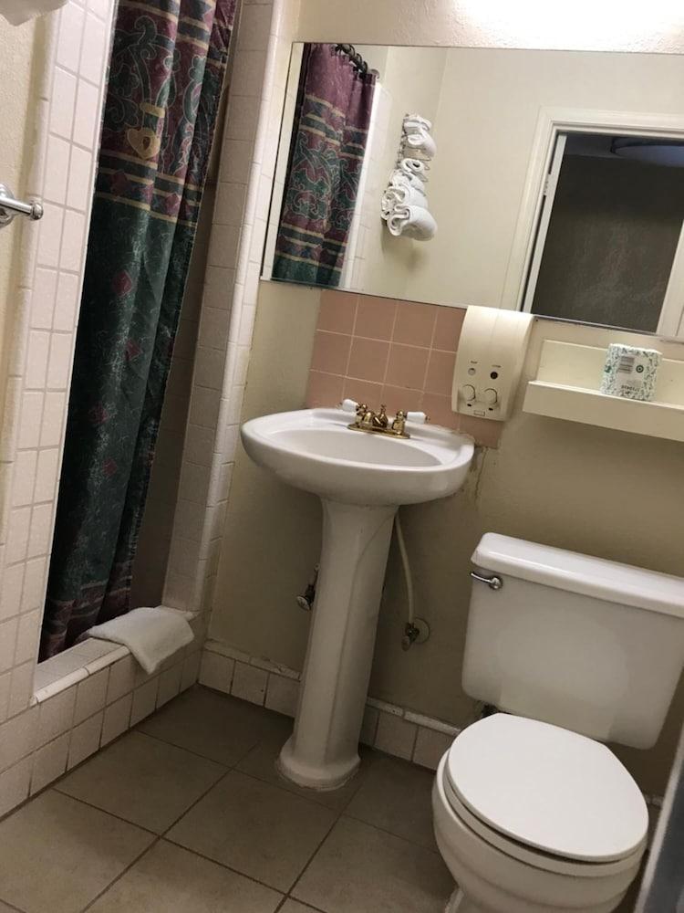 Budget Inn photo 16