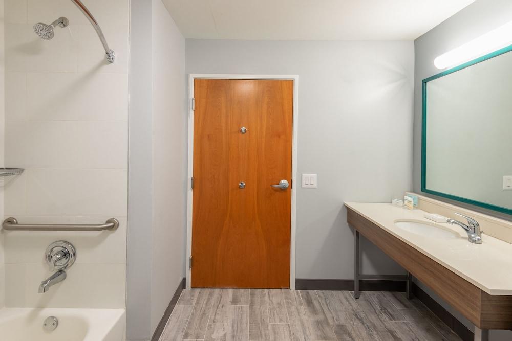 Hampton Inn Belle Vernon photo 13