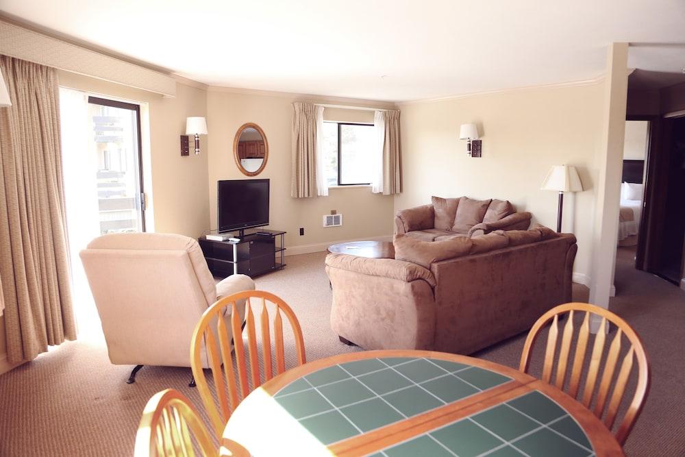 Coachman Inn & Suites photo 36