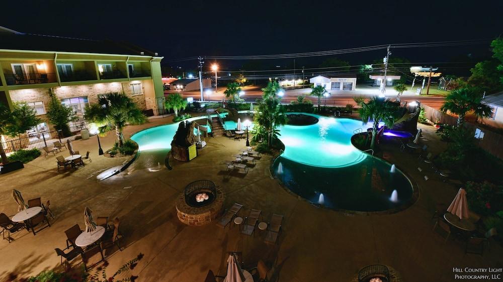 Holiday Inn Express & Suites Fredericksburg by IHG photo 8