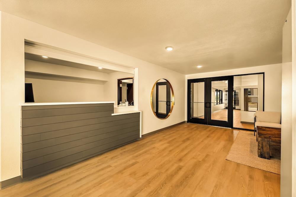 LivAway Suites Seattle-Renton photo 2