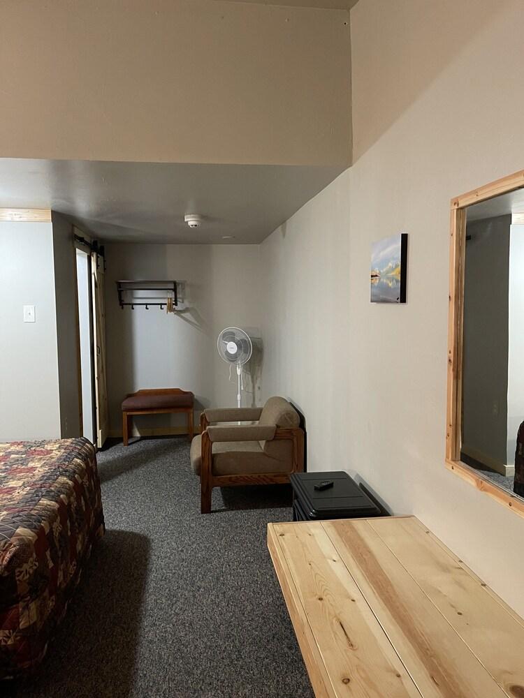 Hooks Hideaway Motel photo 16