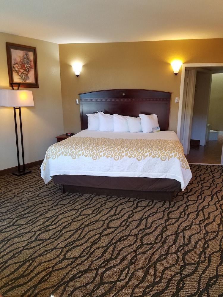 Days Inn by Wyndham Leesville photo 36