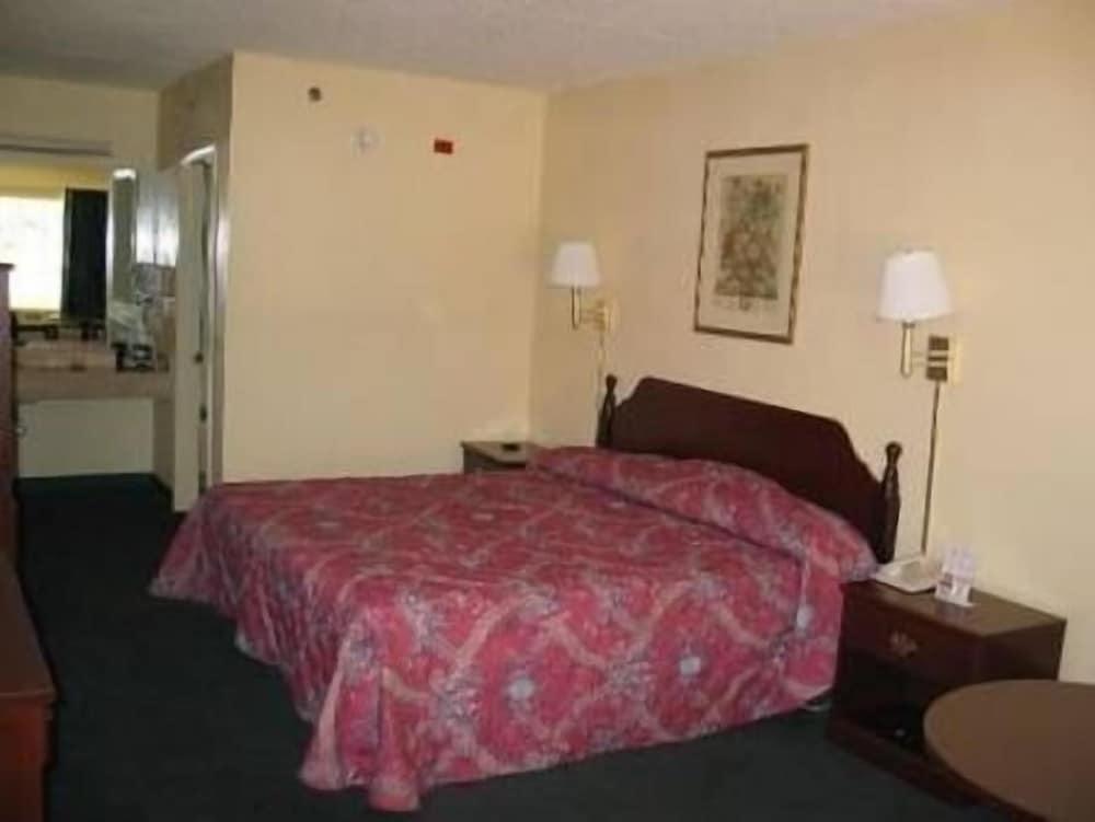Americas Inn photo 13
