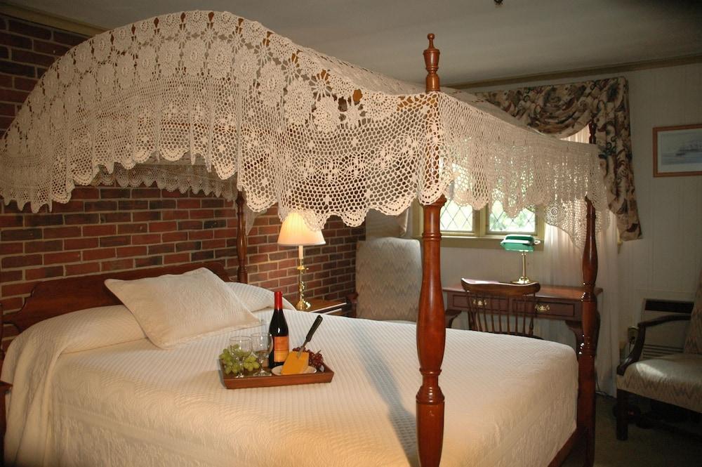 Lamie's Inn and The Old Salt Restaurant photo 4