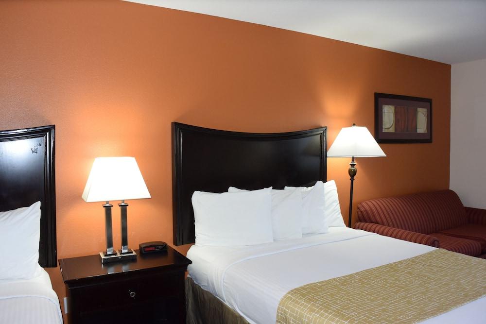 Travelodge Suites by Wyndham Newberg photo 92