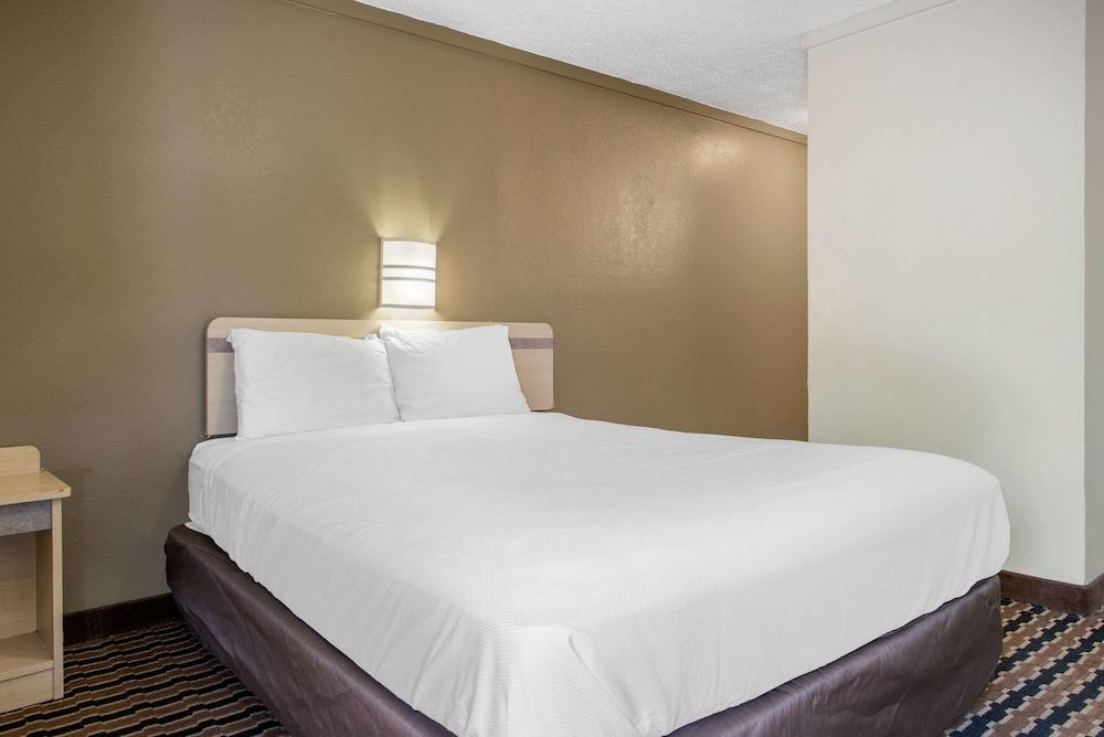 Rodeway Inn Sharonville - Cincinnati North photo 5