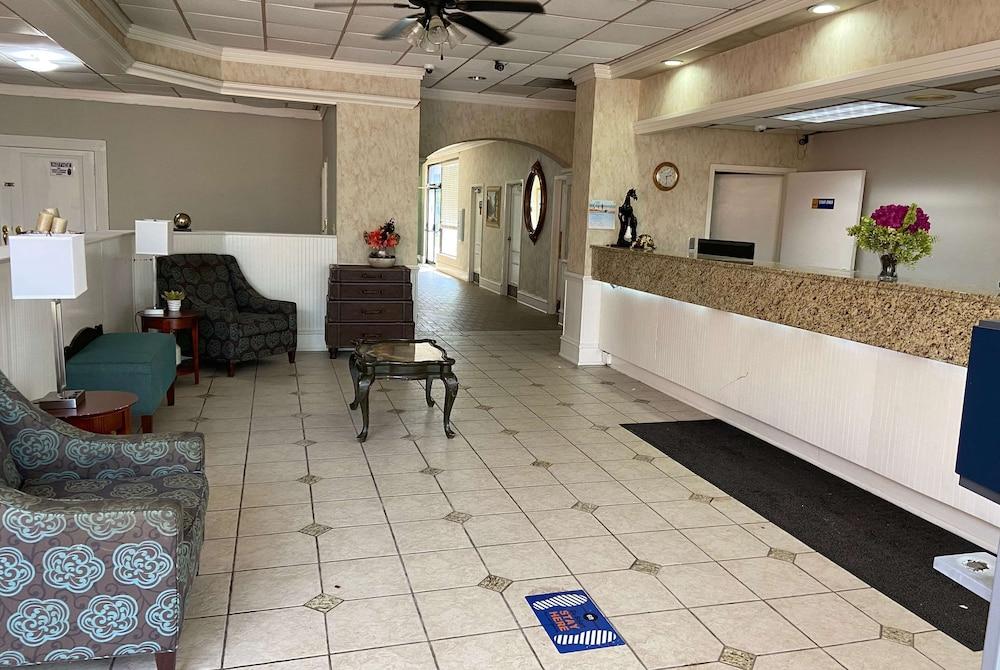 Days Inn by Wyndham Ozark photo 9