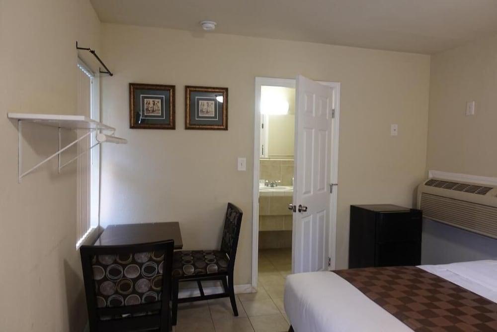 Baycities Motel photo 14