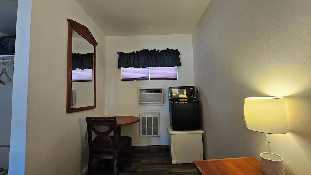 Cedar Lodge Motel photo 38