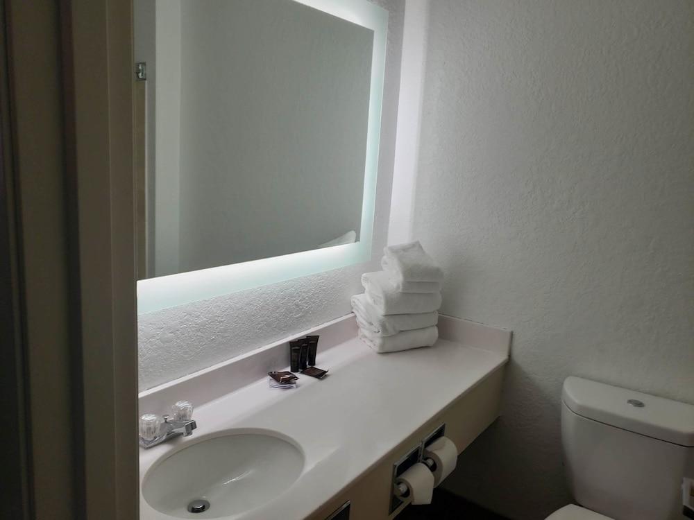 Country Inn & Suites by Radisson, Fairview Heights, IL photo 55