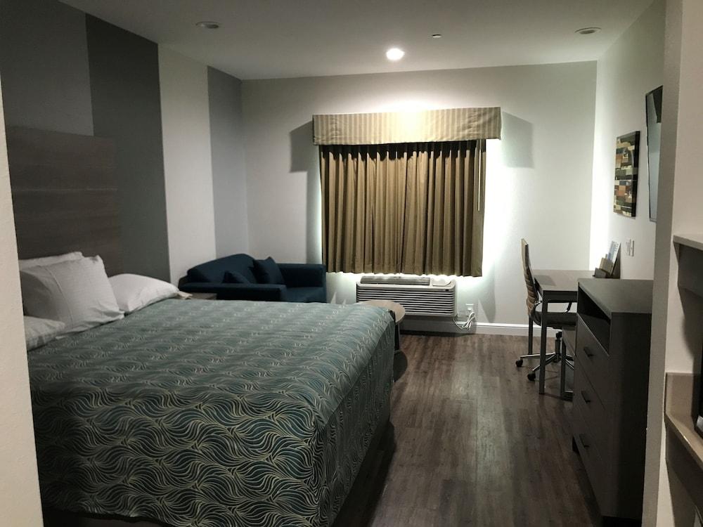 Grand Villa Inn & Suites - Humble photo 7