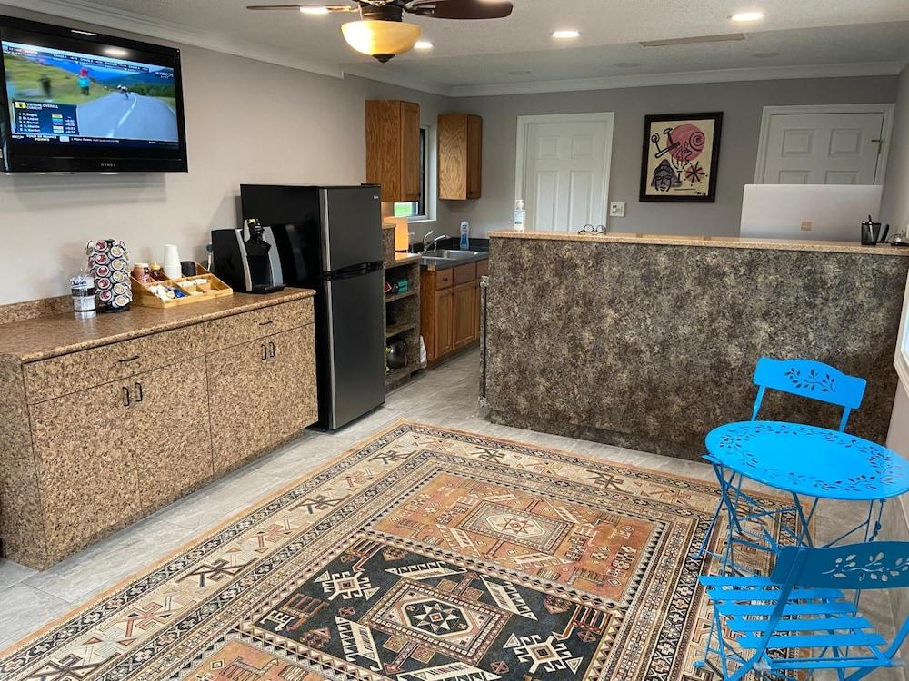 Savannah Inn and Suites photo 9