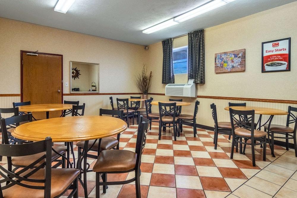 Econo Lodge Kent - Akron West photo 45