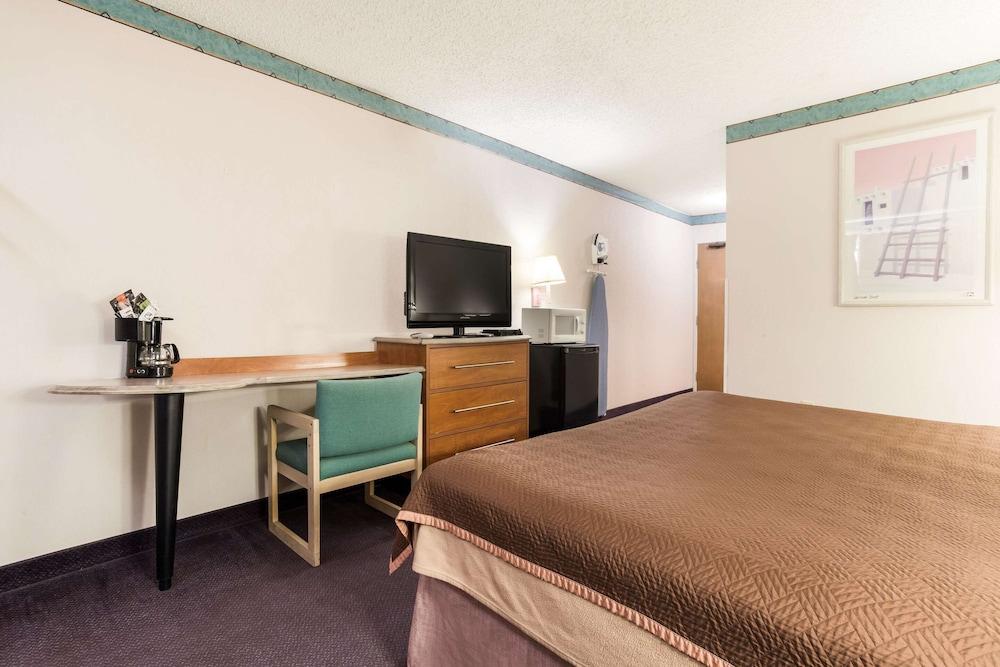 Rodeway Inn Gallup West photo 14